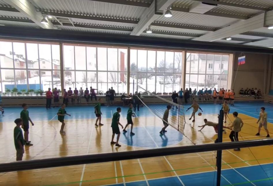 Соревнования по волейболу среди юношей.