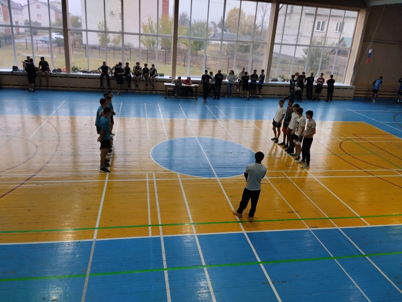 Соревнования по баскетболу среди юношей.